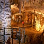 Visitante de excursiones en tierra Koper en la cueva de Postojna