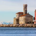 Piran coastiline und schurch