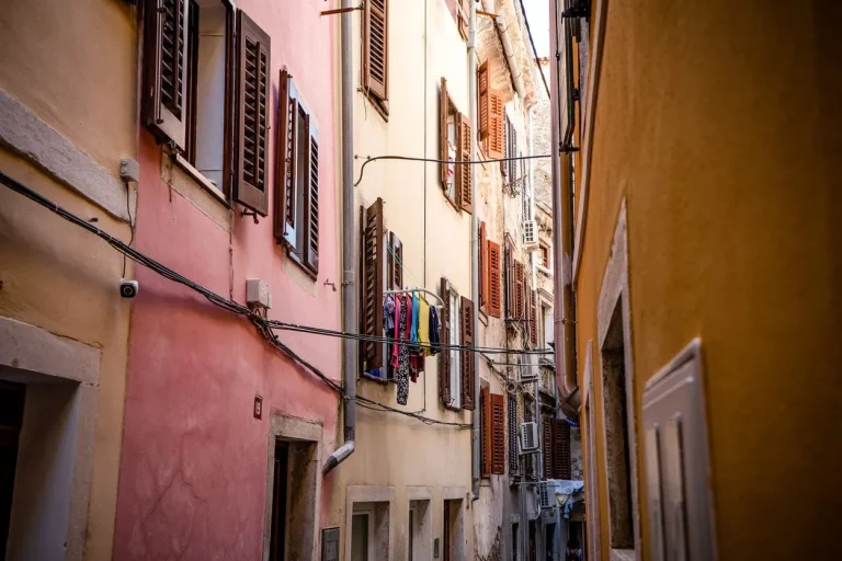 Visitando las estrechas calles de Piran