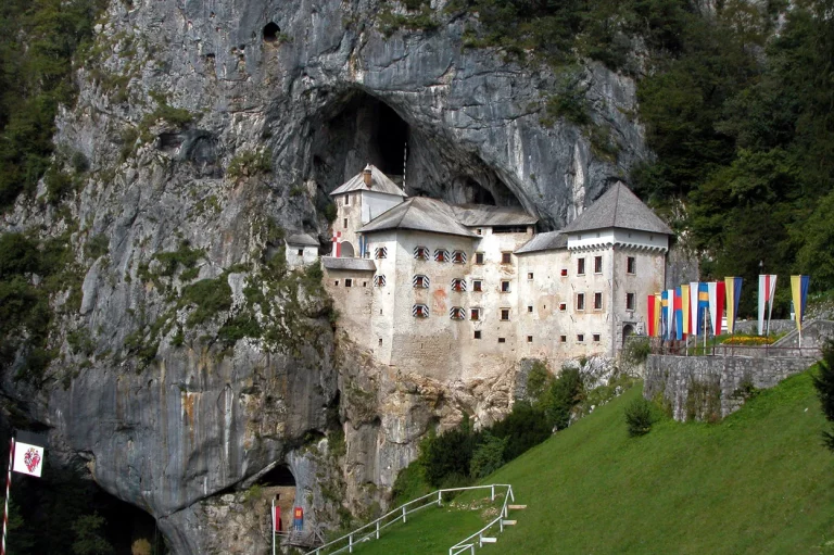 Excursión de un día al castillo de Predjama